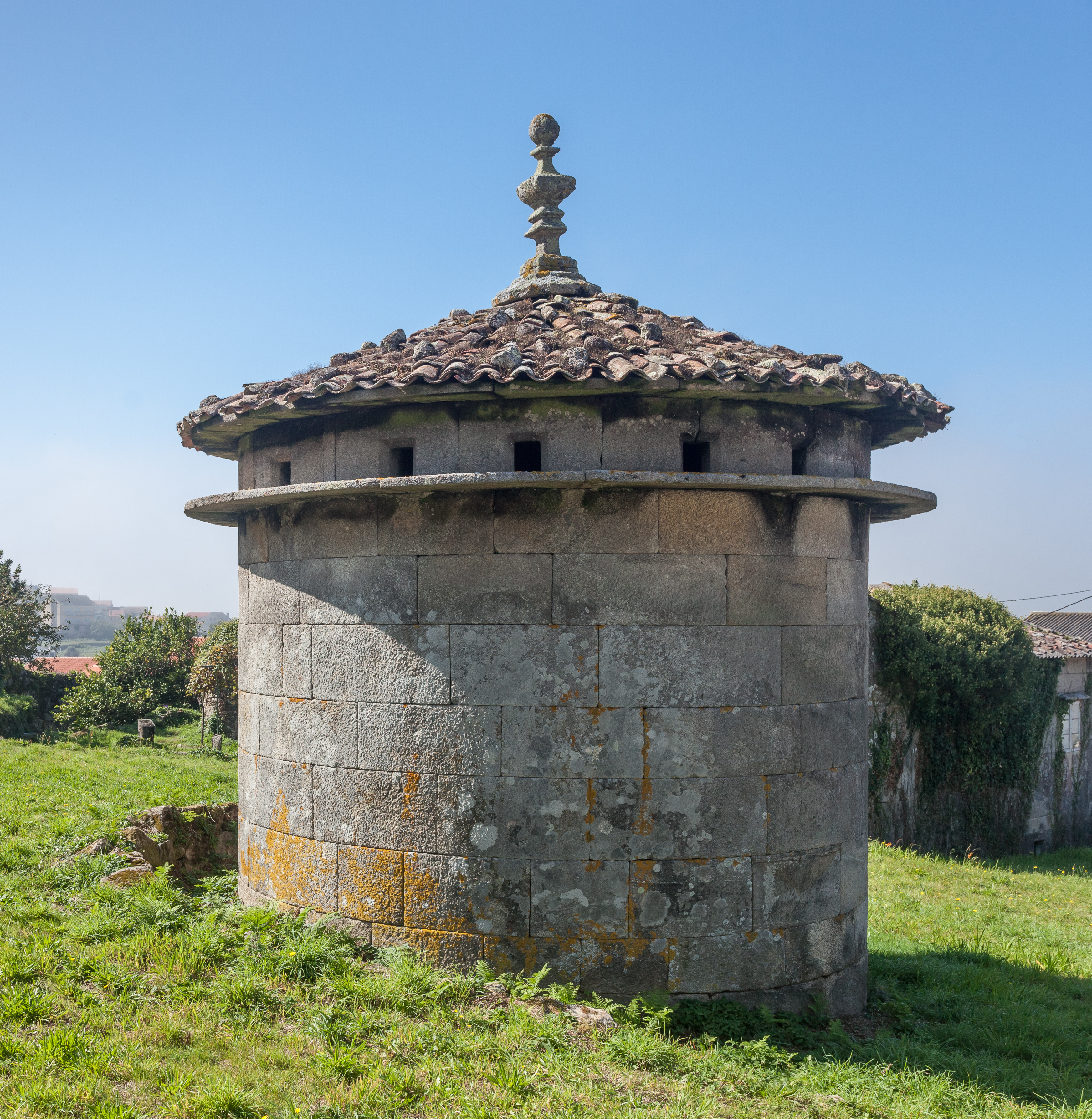 Pombal á par do hórreo de Lira. Carnota. Galiza
