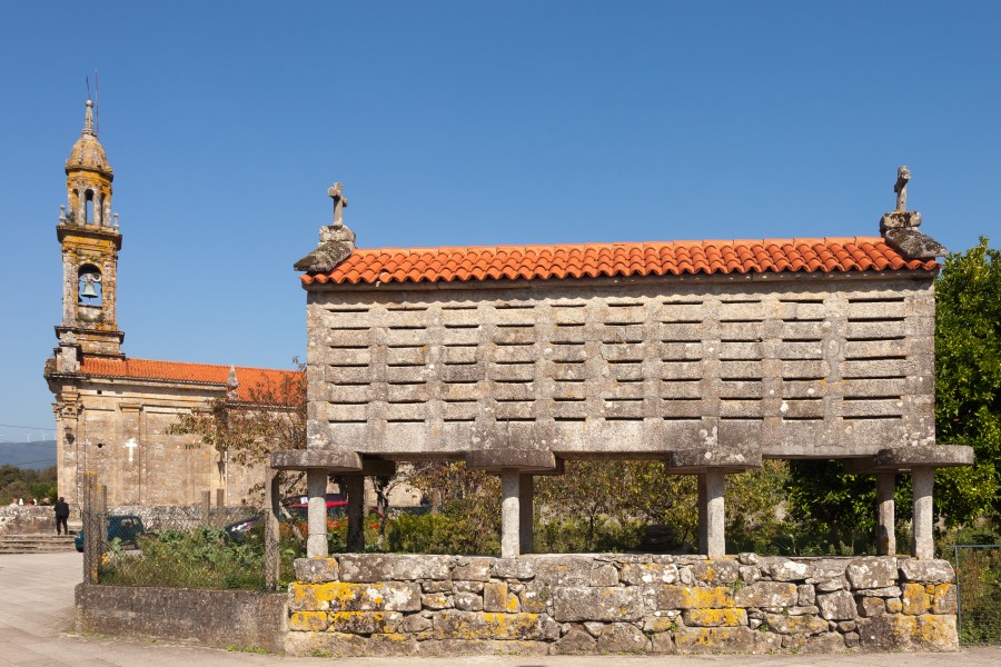 2015. Hórreo á beira da igrexa de Santa Comba de Carnota Galiza