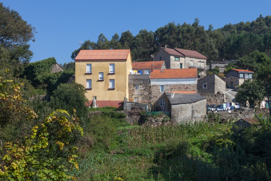 Casal en Lira visto dende a igrexa. Carnota. Galiza
