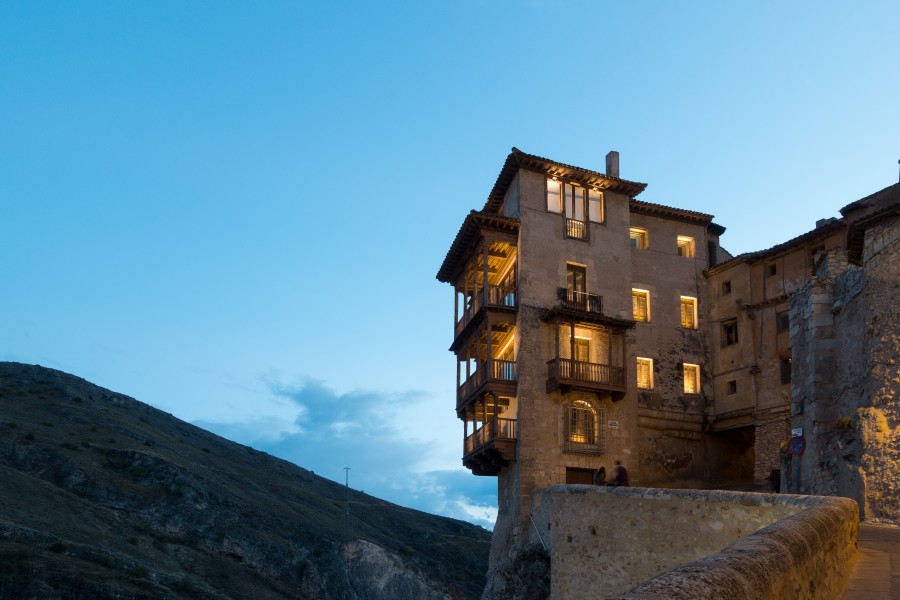 Casas colgantes de Cuenca iluminadas 01