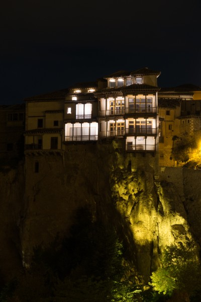 Casas colgantes de Cuenca iluminadas 02