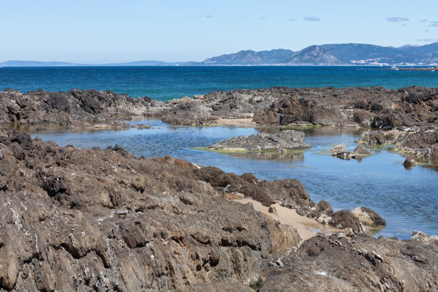 Charca nas rochas da praia das Furnas