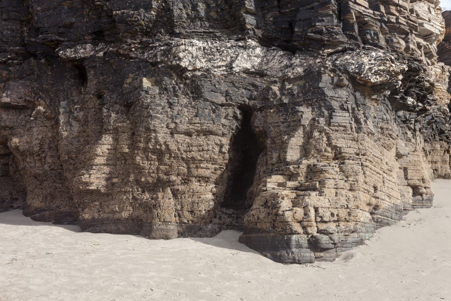 Cova e xistos na praia de Augas Santas ou das Catedrais. Devesa. Ribadeo. Galiza-13
