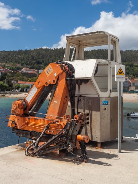 Guindastre no porto de Muros. Galiza MU02