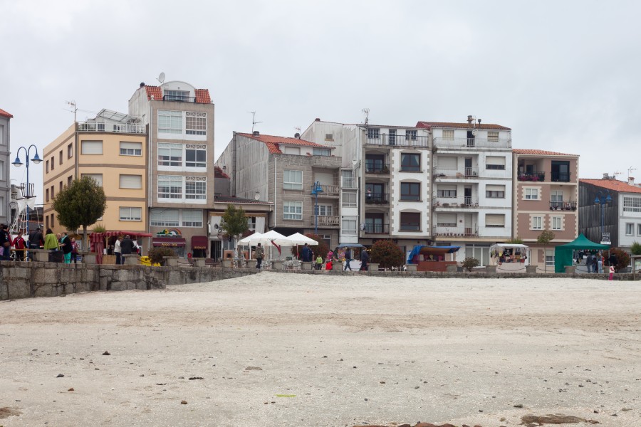 Praia de Peralta e edificios do Grove. Galiza