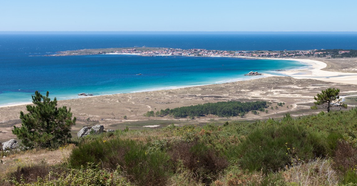 Praia e vila de Corrubedo desde o miradoiro da Pedra da Ra. Ribeira. Galiza R21