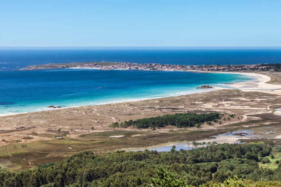 Praia e vila de Corrubedo desde o miradoiro da Pedra da Ra. Ribeira. Galiza R25