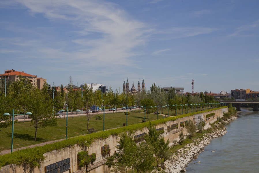 Vista del Pilar desde el Puente del Voluntariado, Zaragoza, España 2012-05-16, DD 01