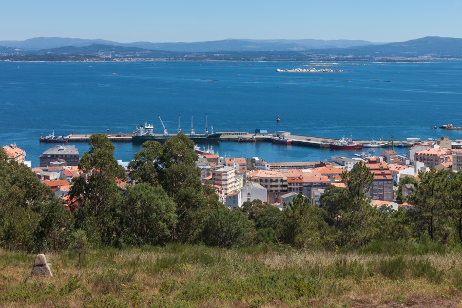 Vista do porto de Ribeira dende a área recreativa de San Roque. Ribeira. Galiza -R4