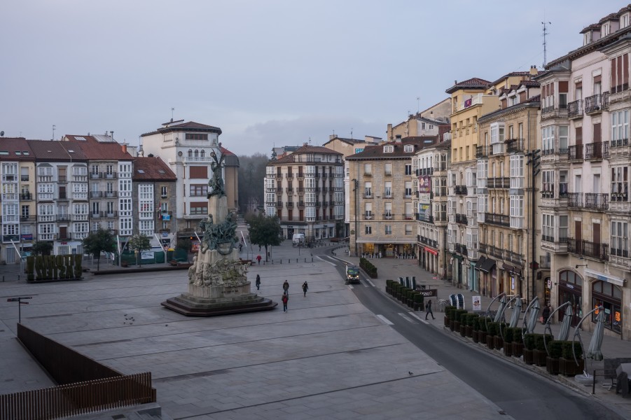 Vitoria - Plaza de la Virgen Blanca 01