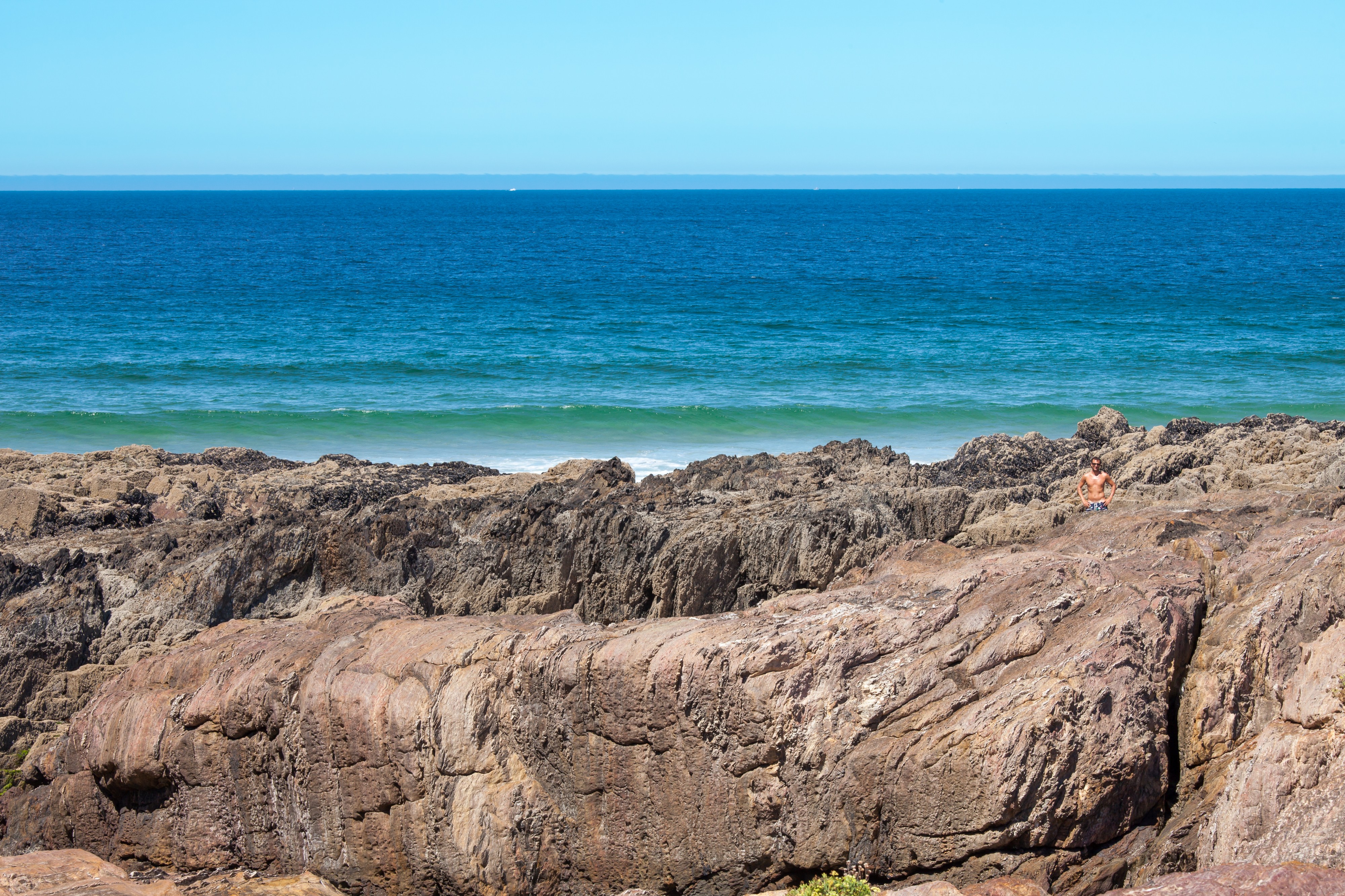 Bañista mirando á cámara na praia das Furnas. Porto do Son. Galiza