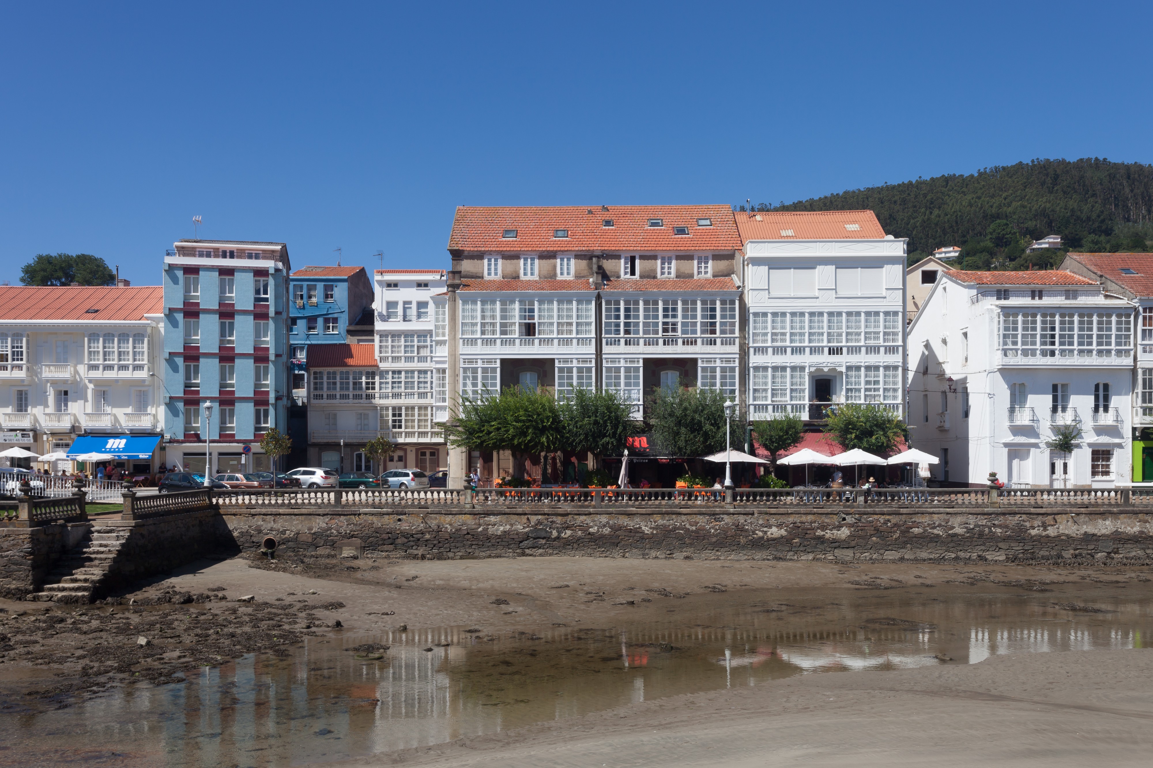 Edificios residenciais e río Condomiñas. Cedeira. C42