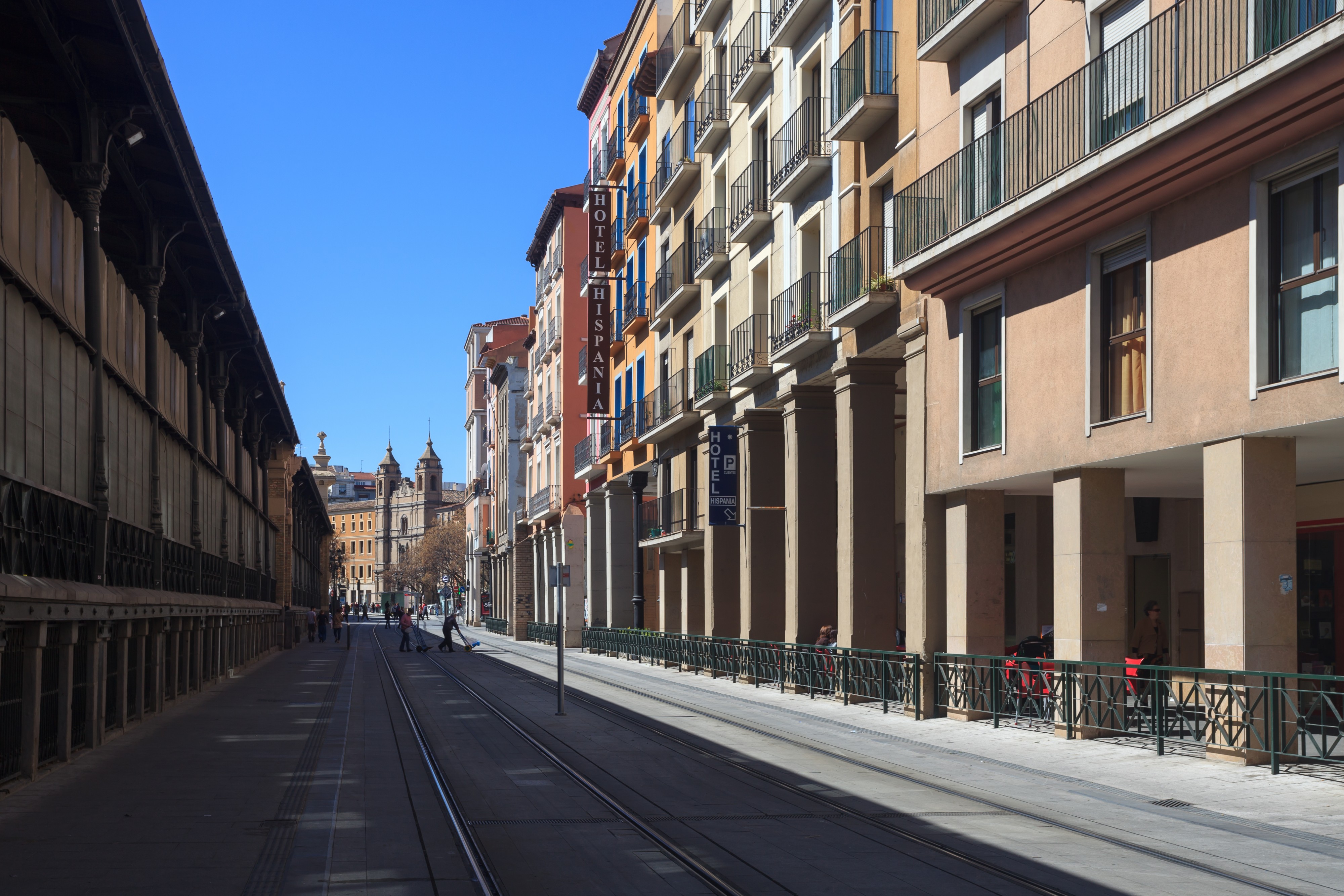 Rúa lateral da praza de abastos de Zaragoza Z25