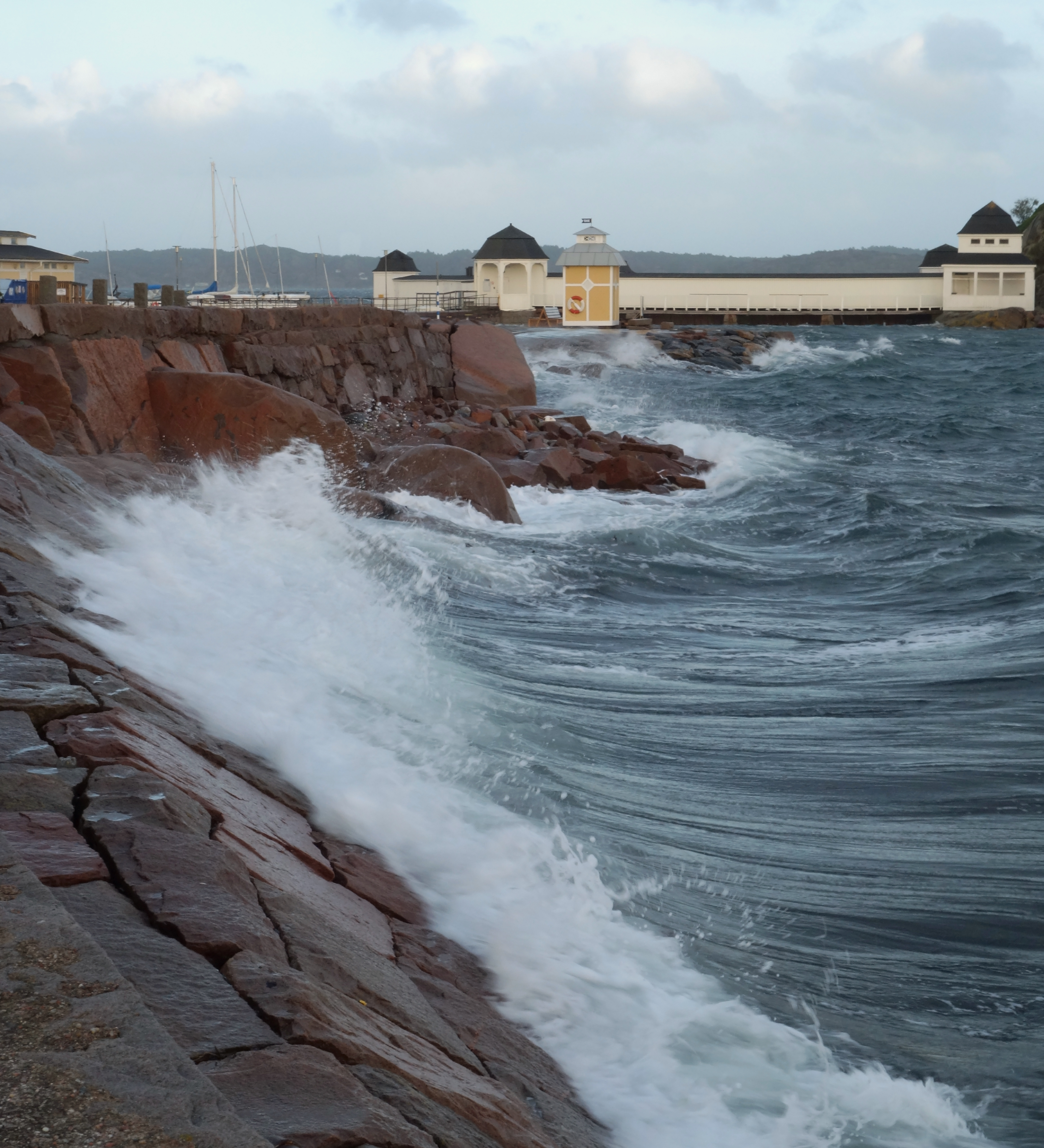 Breaking waves in front of Kallbadhuset Lysekil