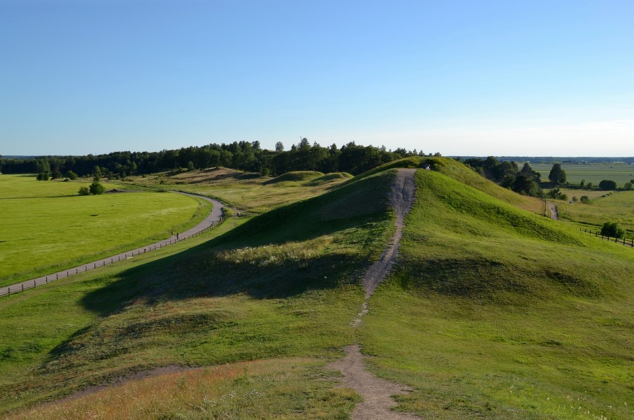 Royal Mounds of Gamla Uppsala (by Pudelek) 02