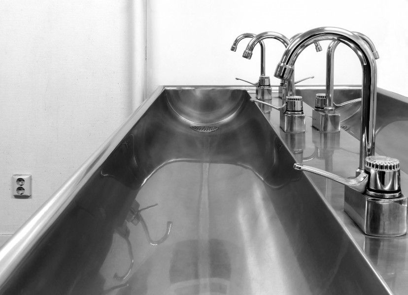 Sink and taps in the men's locker room 2 - BW