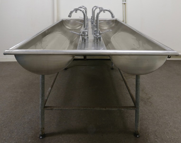 Sink and taps in the men's locker room 6