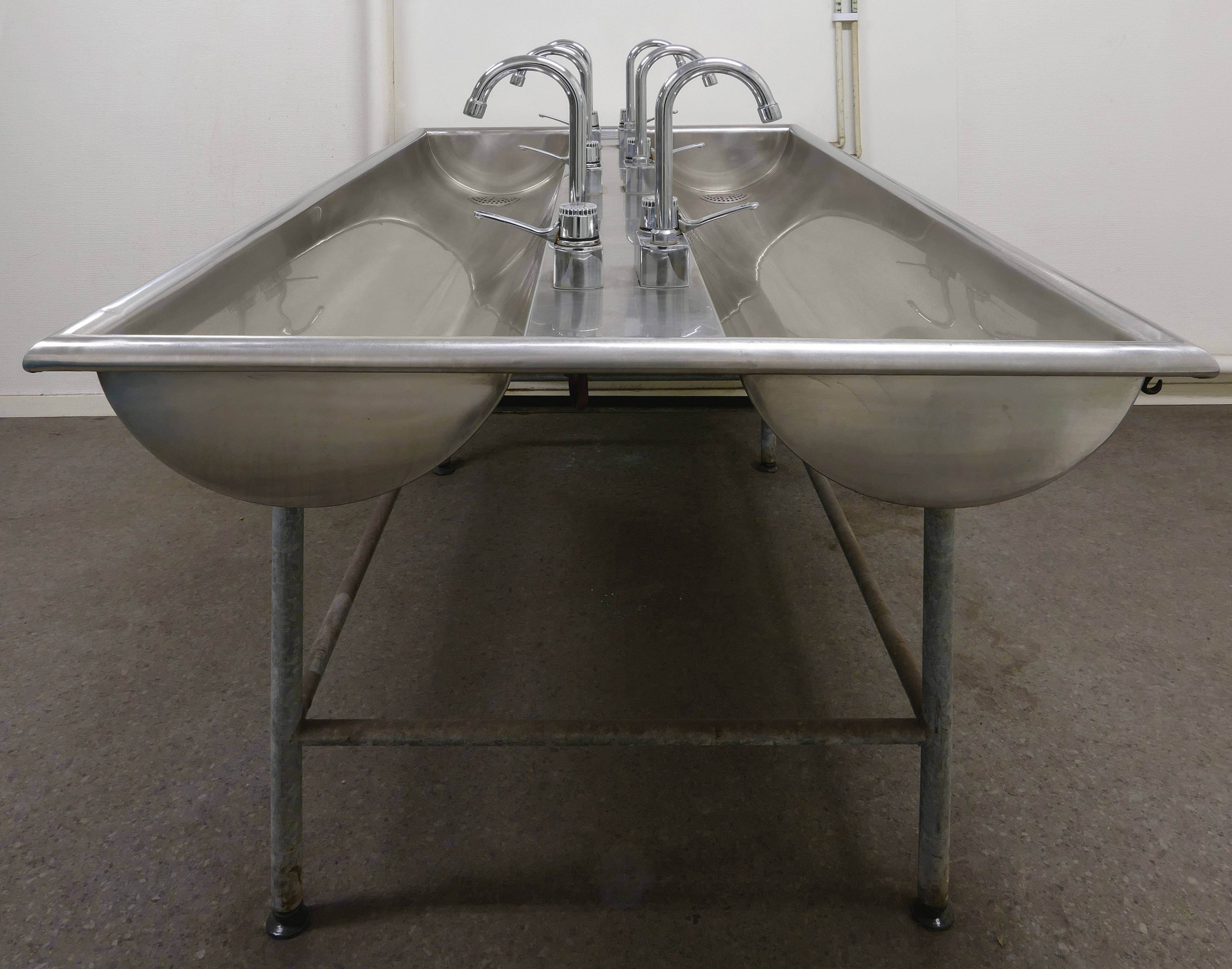 Sink and taps in the men's locker room 6