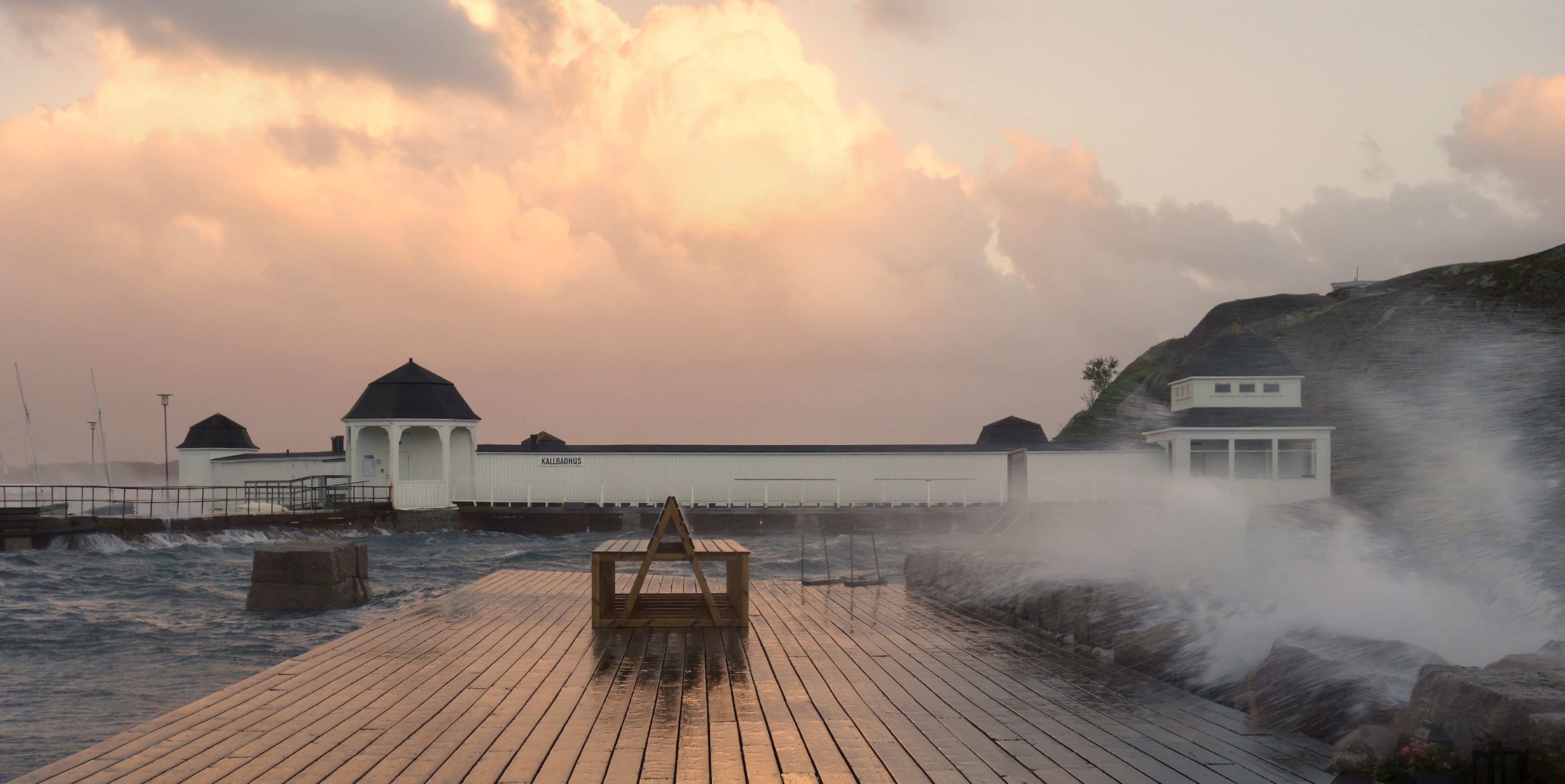 Cascading waves at Kallbadhuset Lysekil