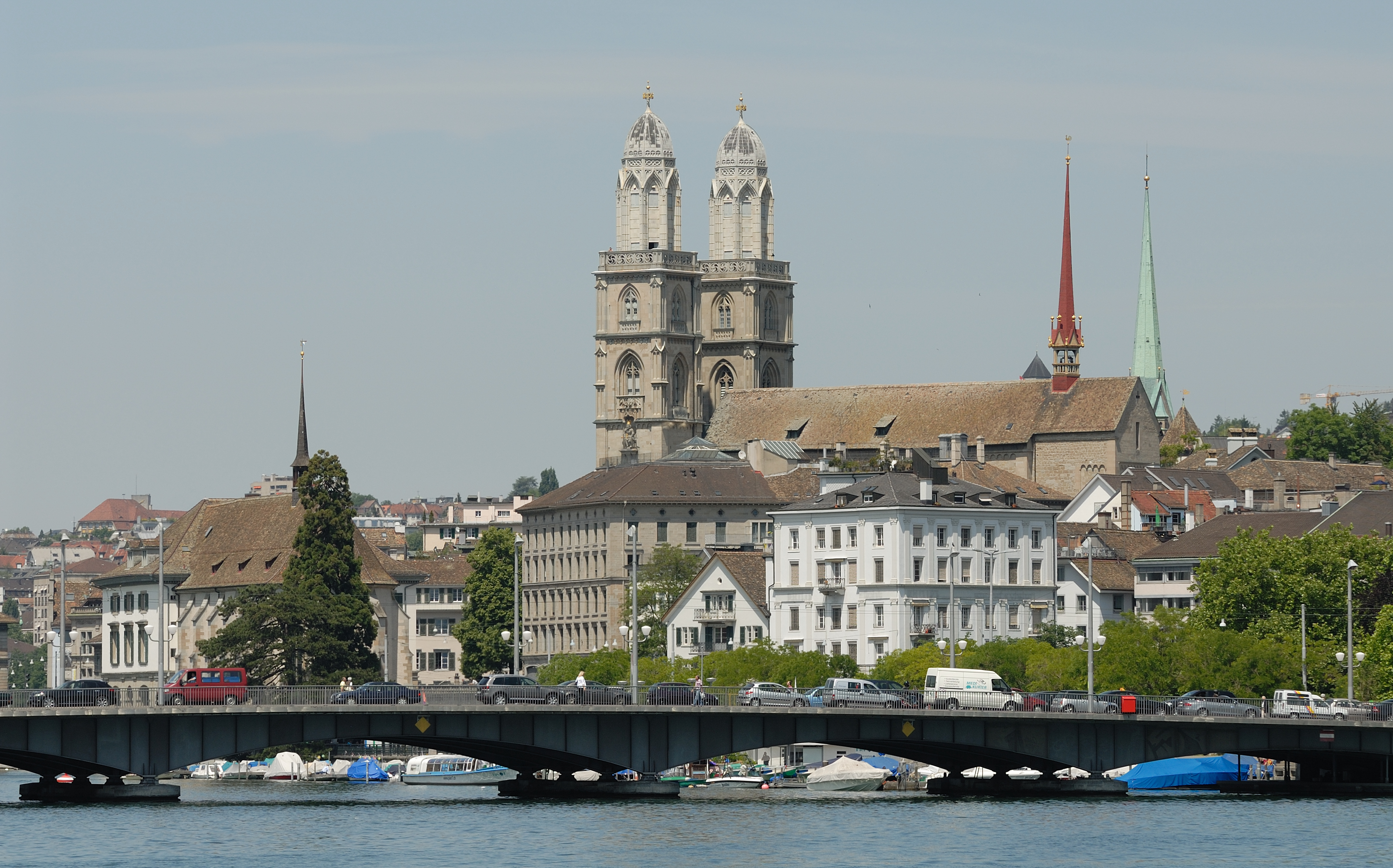 Blick vom Zürichsee auf Quaibrücke und Grossmünster (2009)