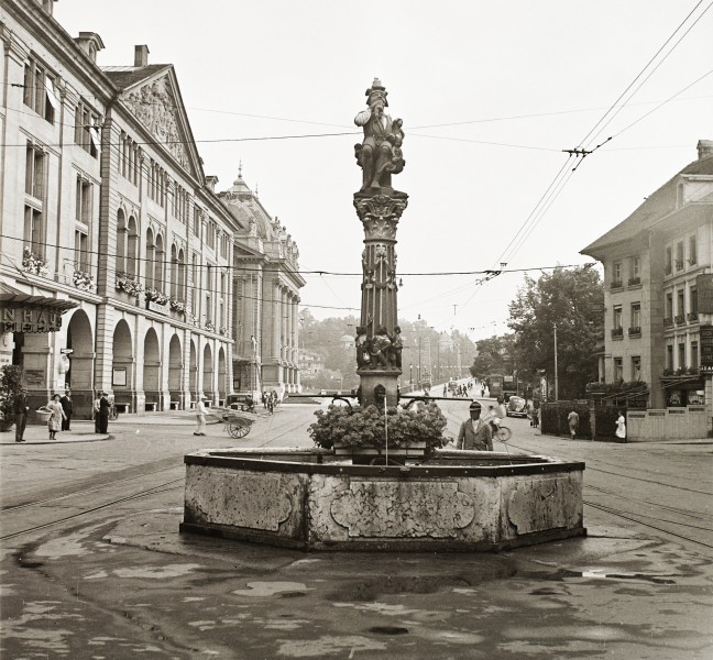 Kornhausplatz, előtérben a Kindlifresserbrunnen. Fortepan 92306