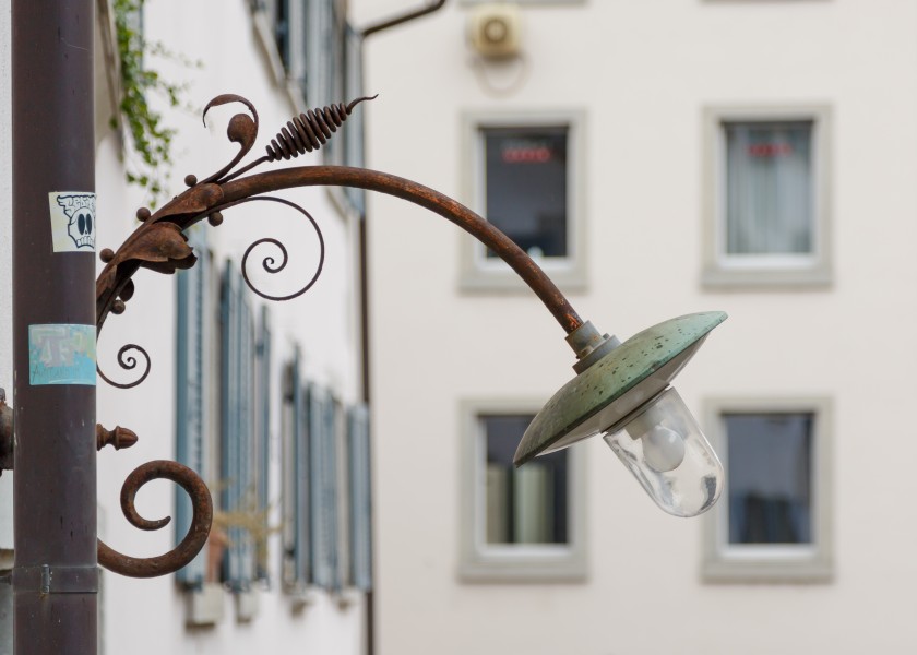 Zürich Switzerland-Bogenlampe-in-der-Pfalzgasse-01