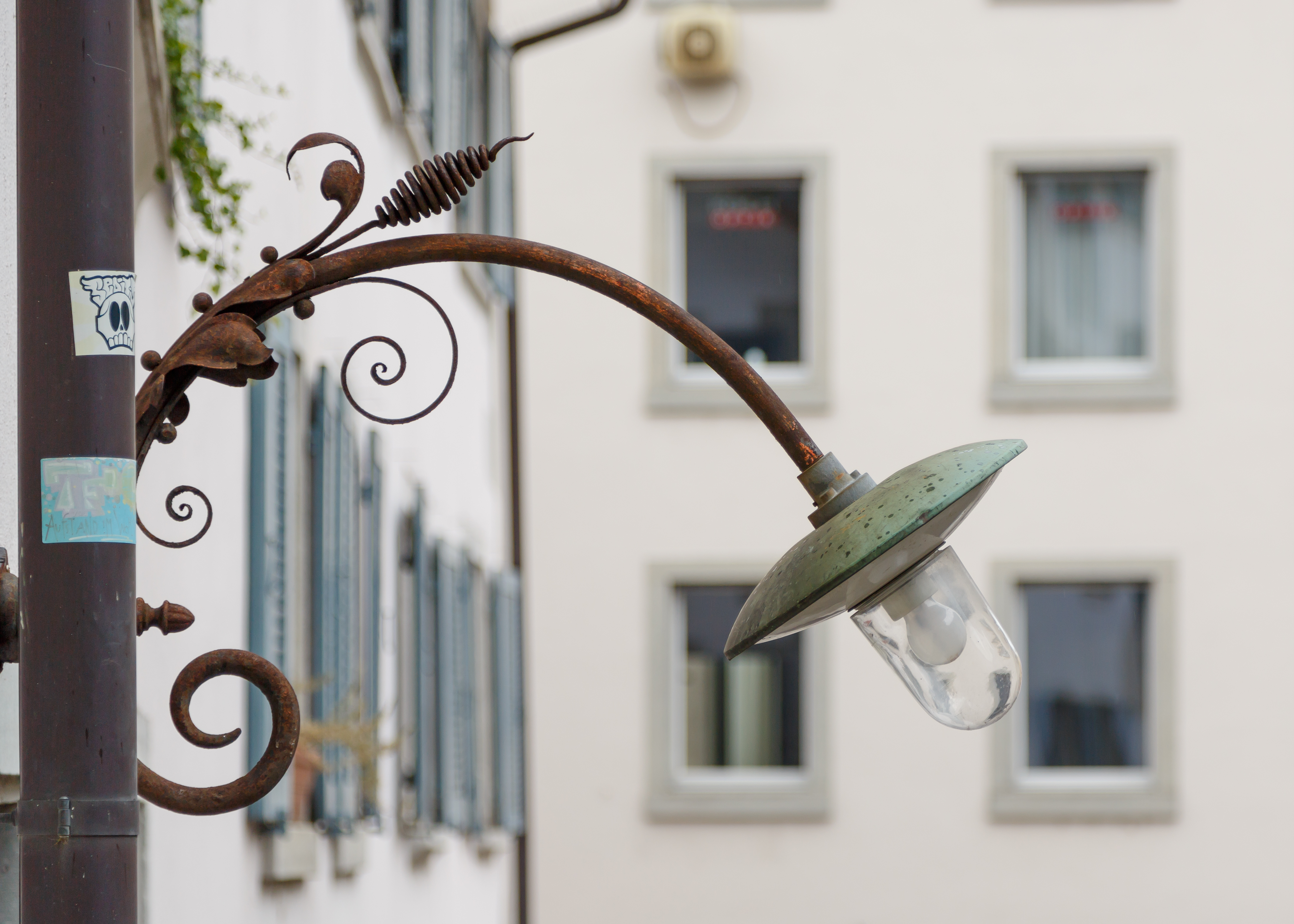 Zürich Switzerland-Bogenlampe-in-der-Pfalzgasse-01