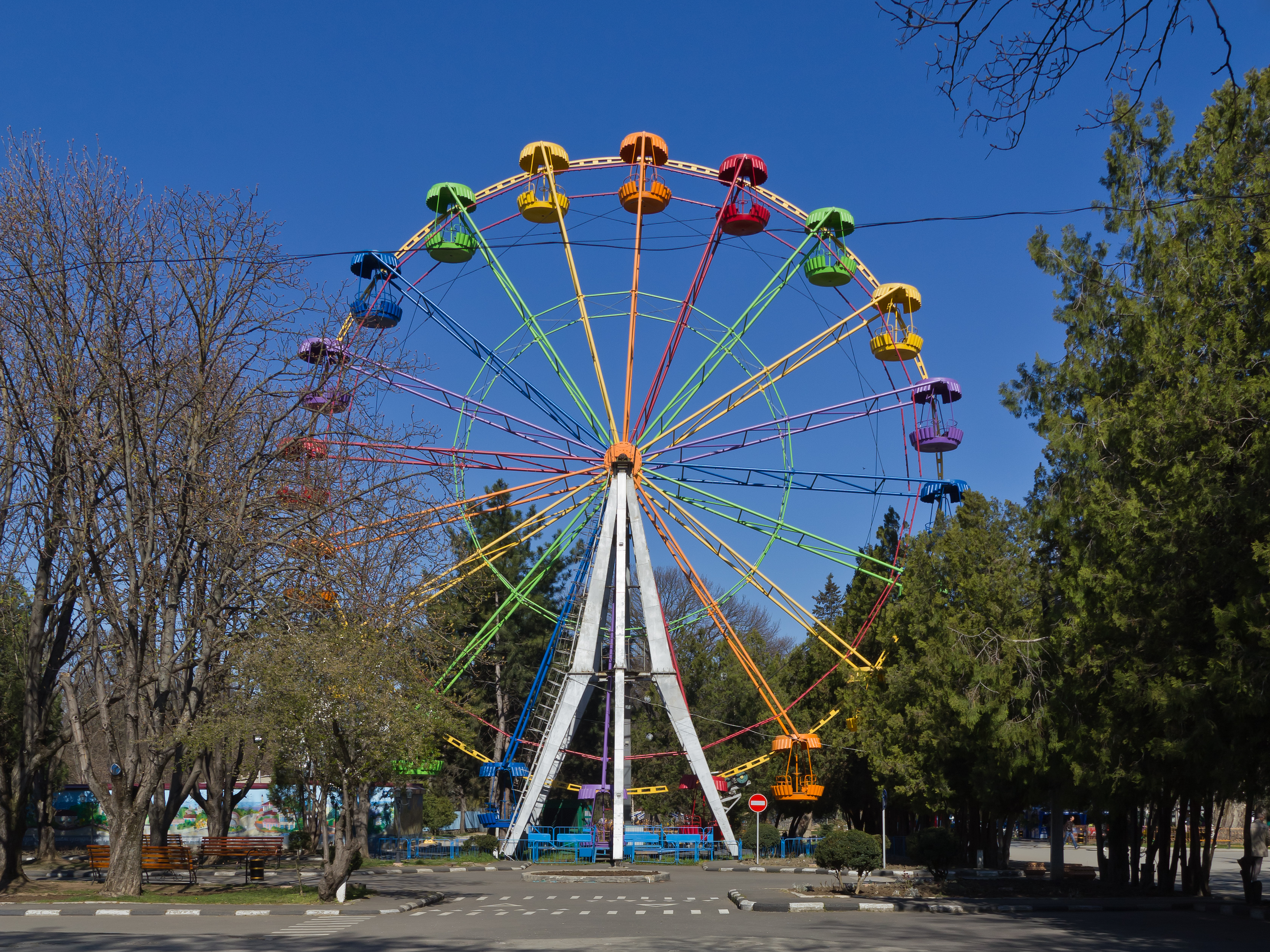 Simferopol 04-14 img10 city garden wheel