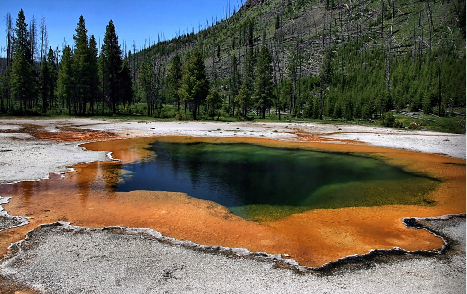 Emerald pool in yellowstone 2
