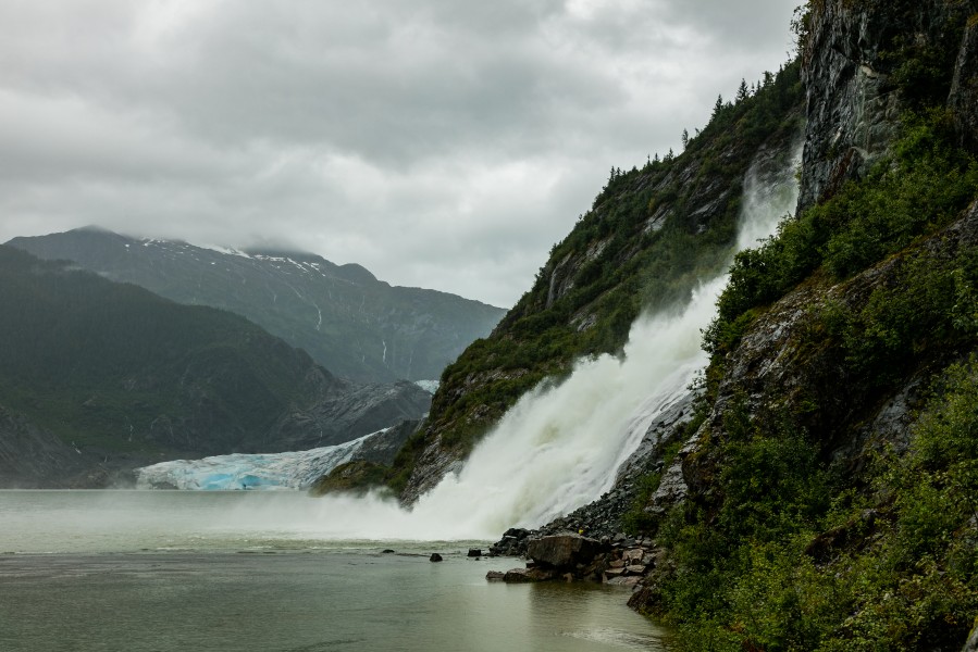 Glaciar Mendenhall y cascada Nugget, Juneau, Alaska, Estados Unidos, 2017-08-17, DD 10