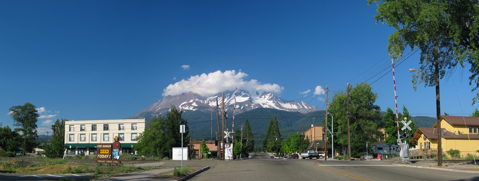 USA Mt Shasta pano CA alt