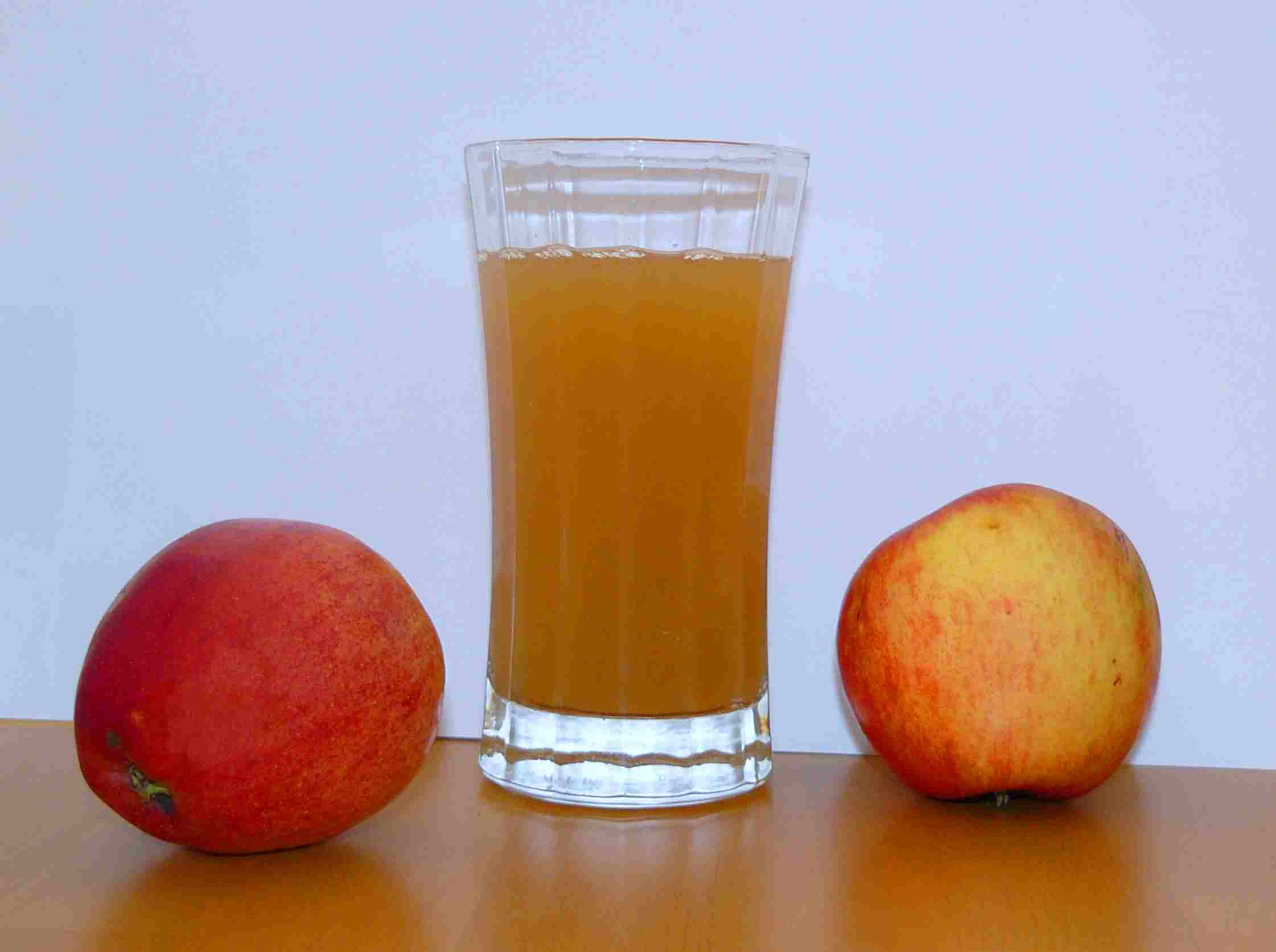Apple juice with 2apples