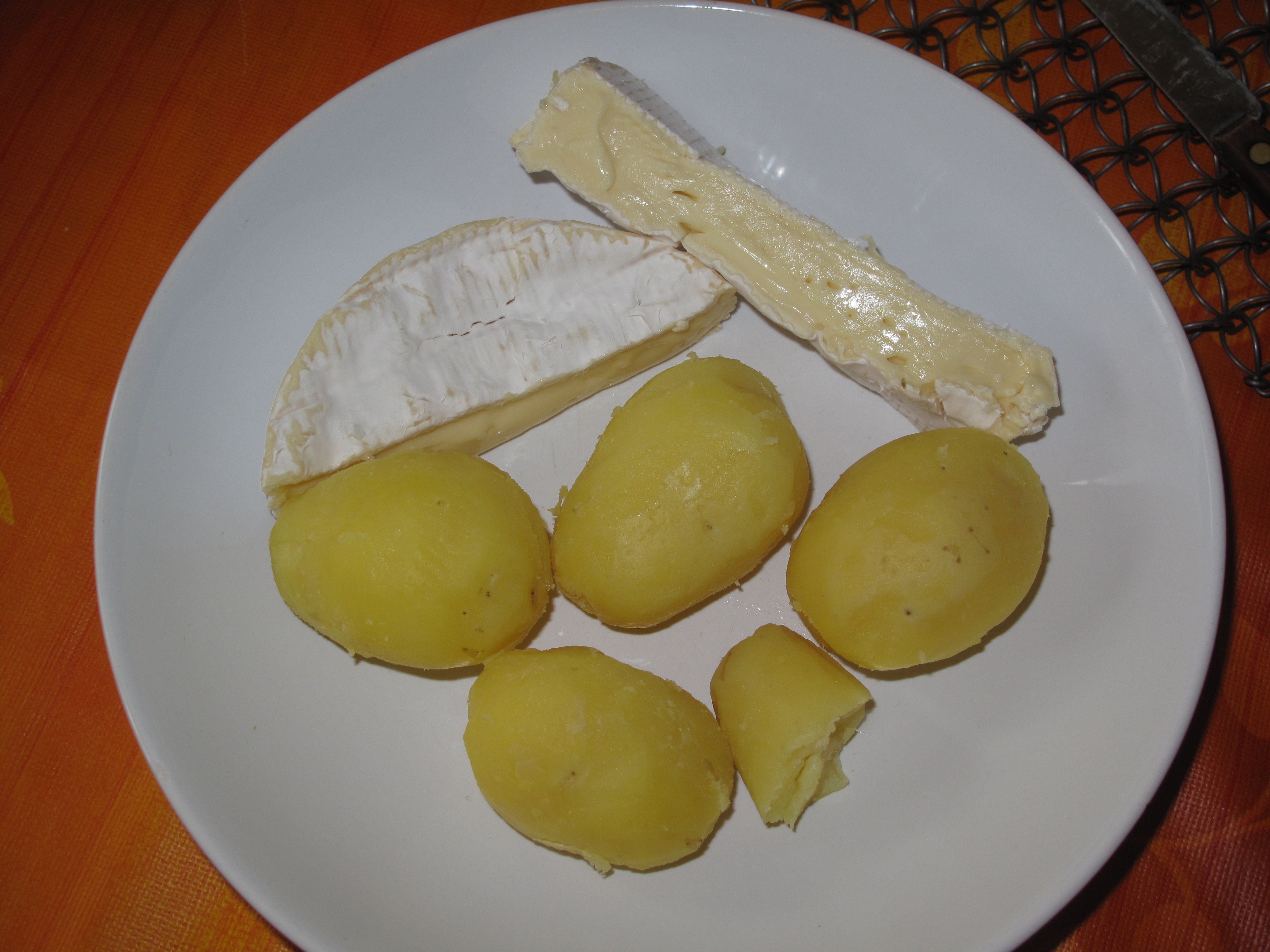 Brambory se sýrem hermelínového typu