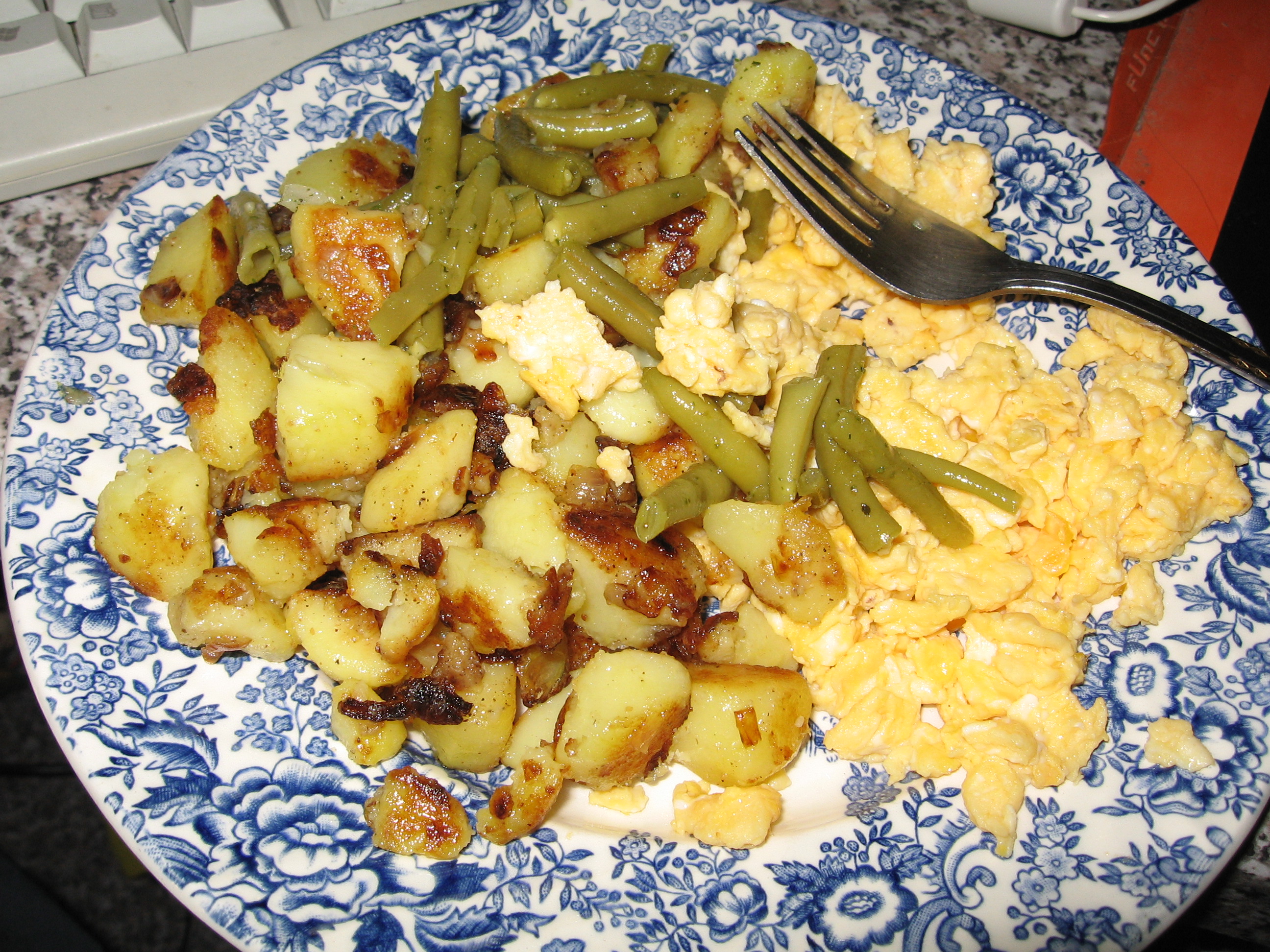 Bratkartoffeln mit Rührei und Bohnen