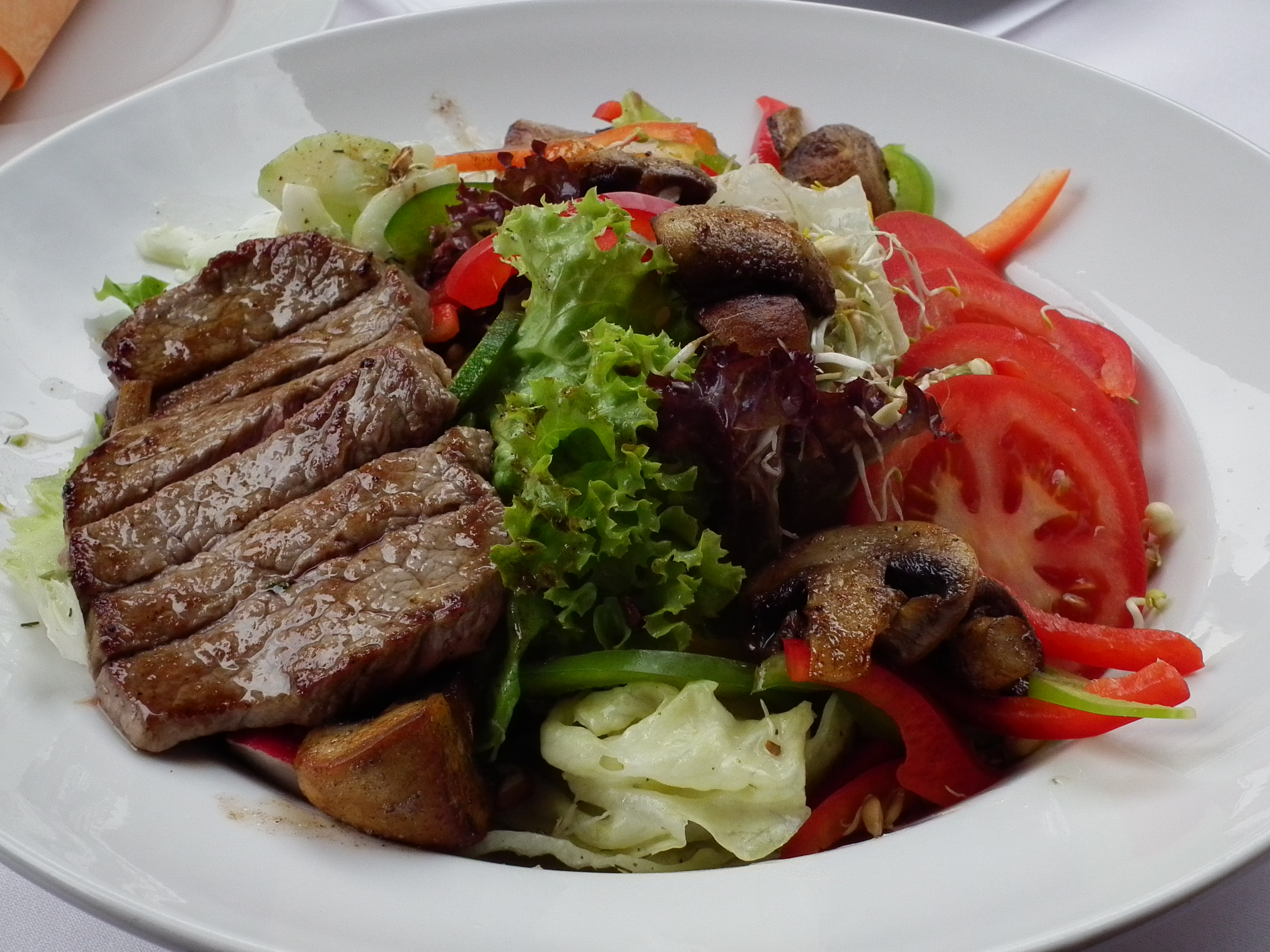 Bunter Salatteller mit Rumpsteak und Champignons