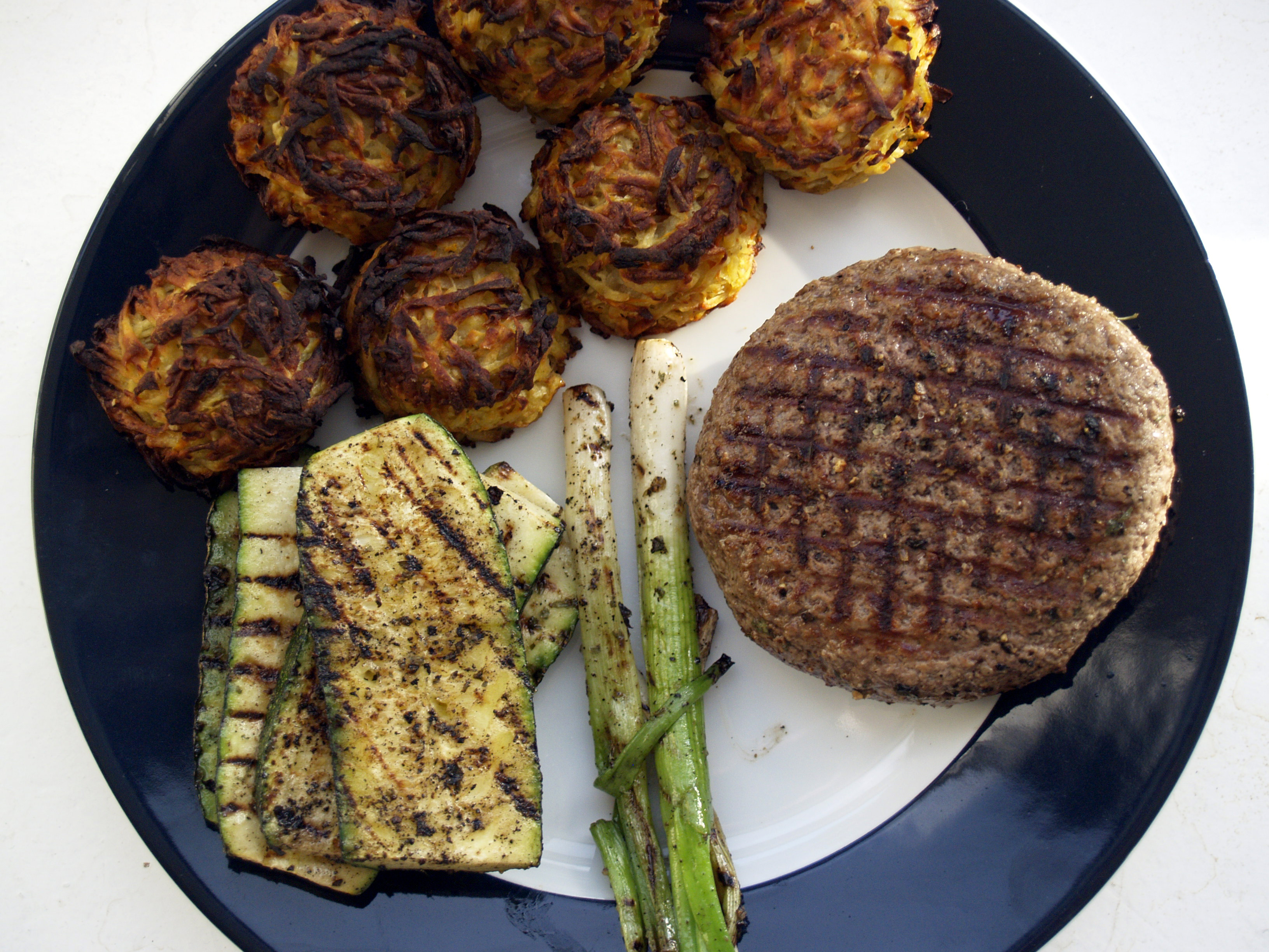 Flickr - cyclonebill - Hakkebøf med rösti og grillet squash og forårsløg