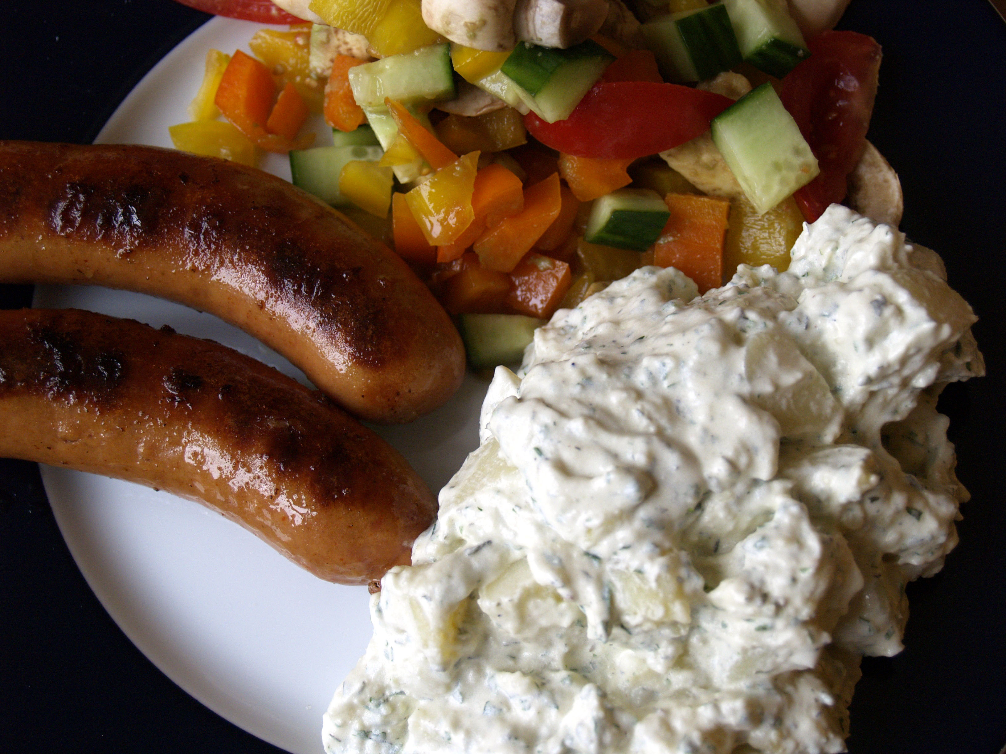 Flickr - cyclonebill - Pølser med salat og kartoffelsalat
