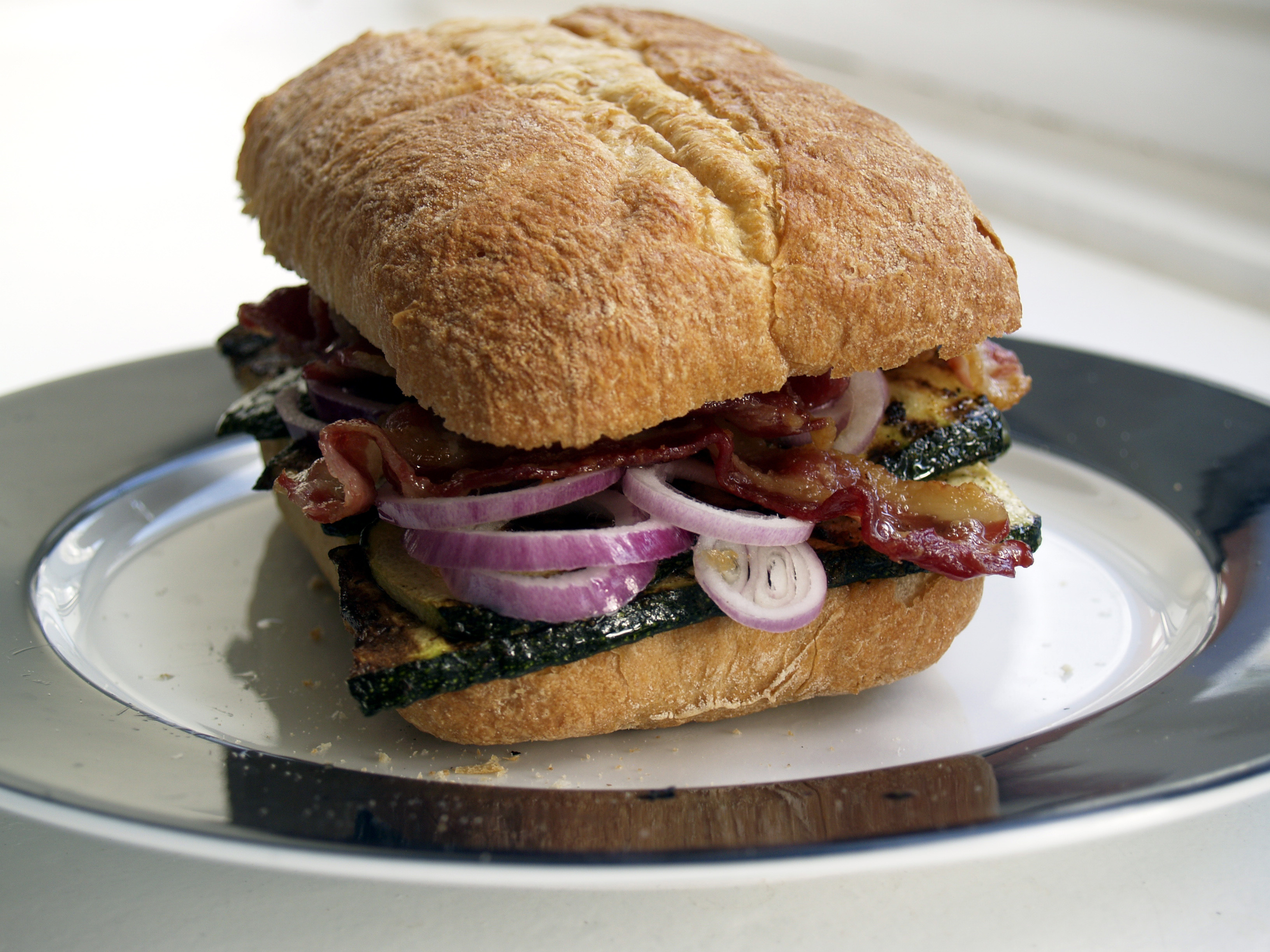 Flickr - cyclonebill - Sandwich med bacon, rødløg og grillet squash