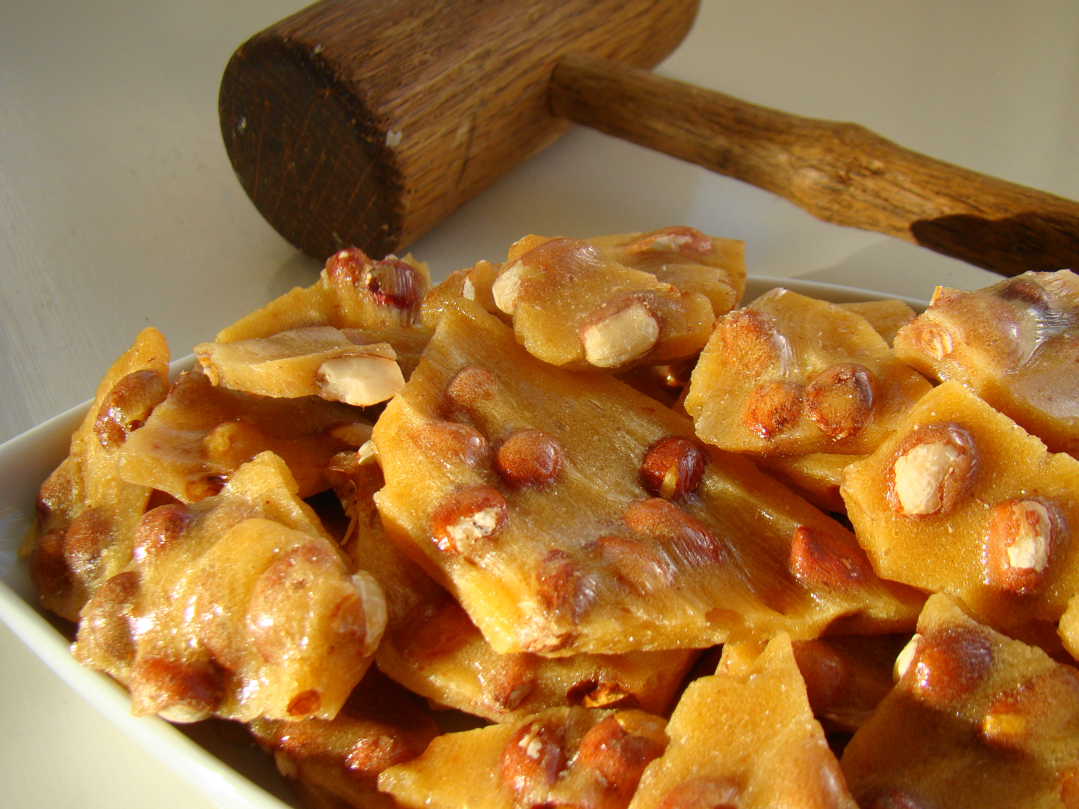 Golden peanut brittle