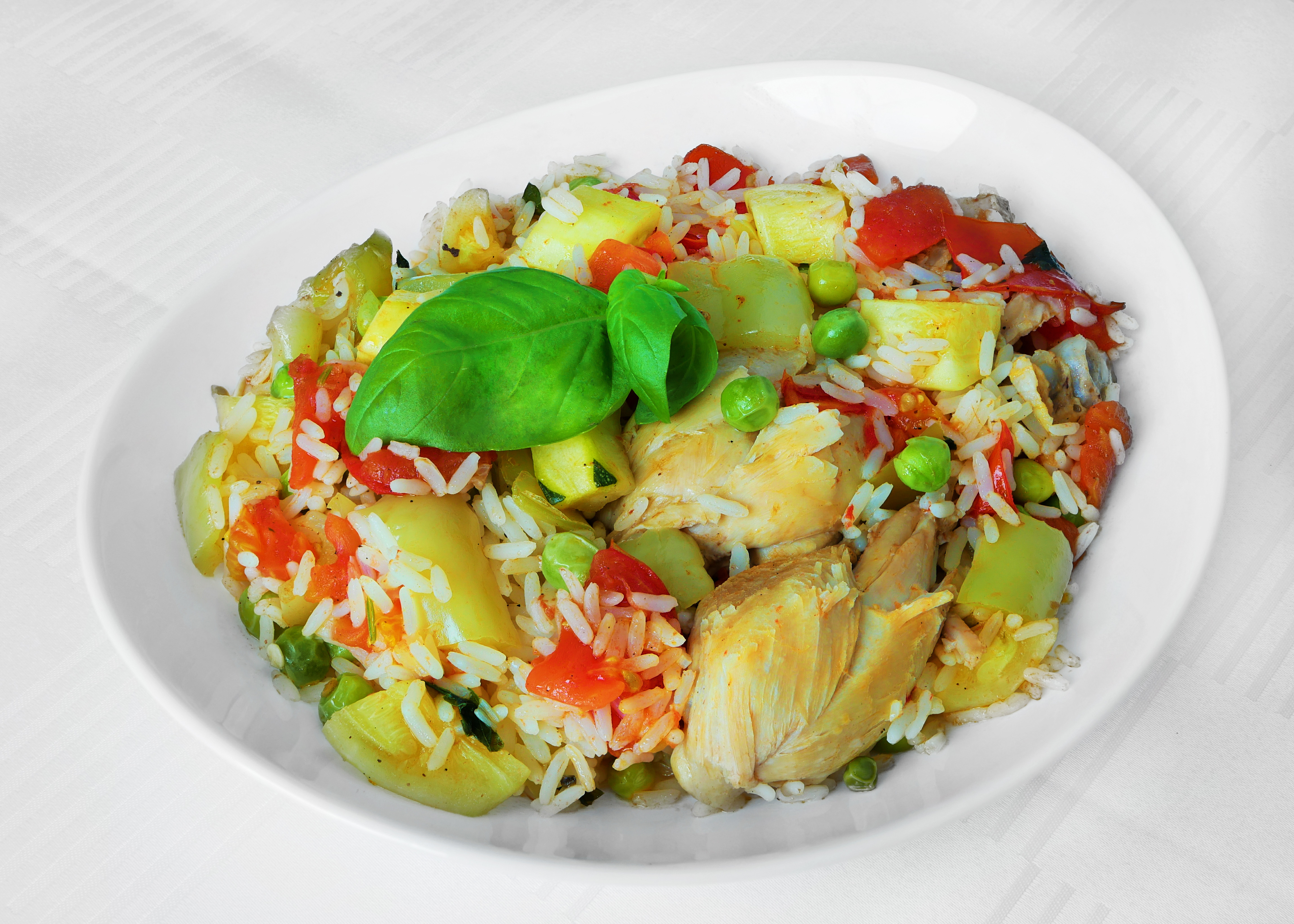 Parboiled rice with chicken, peppers, cucurbita, peas and tomato