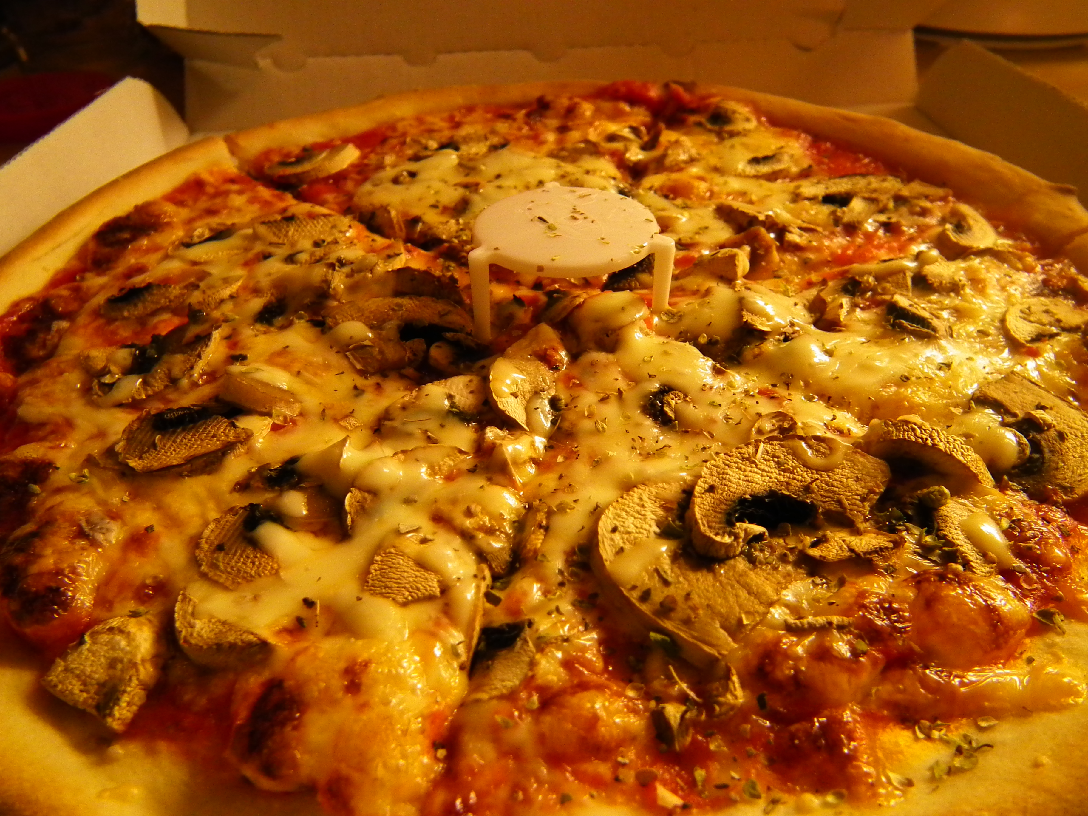 Pizzahalter auf Pizza Funghi