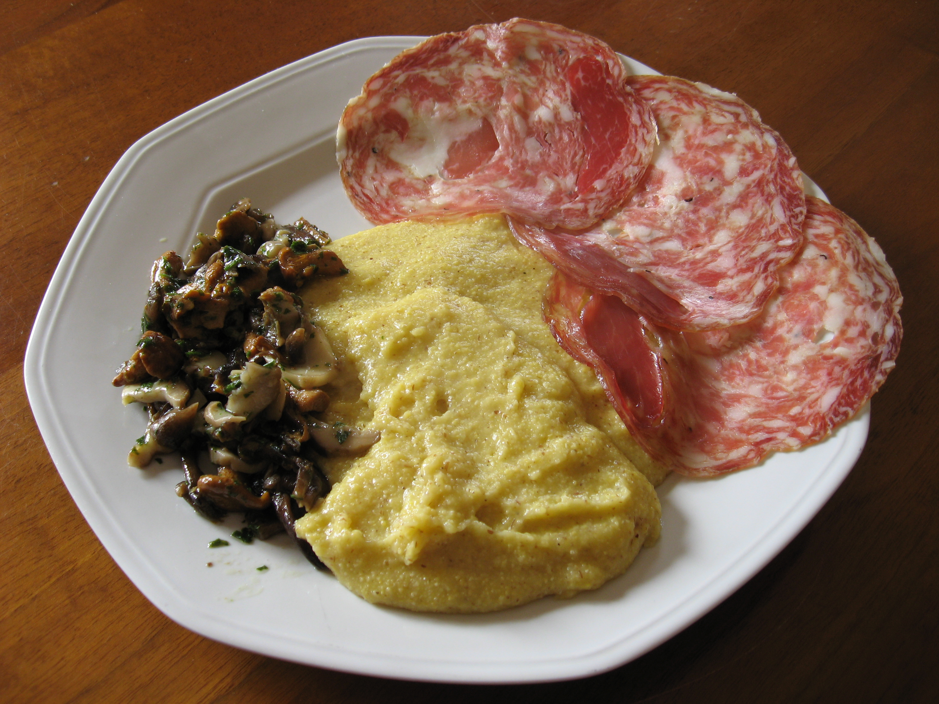 Polenta con sopressa e funghi