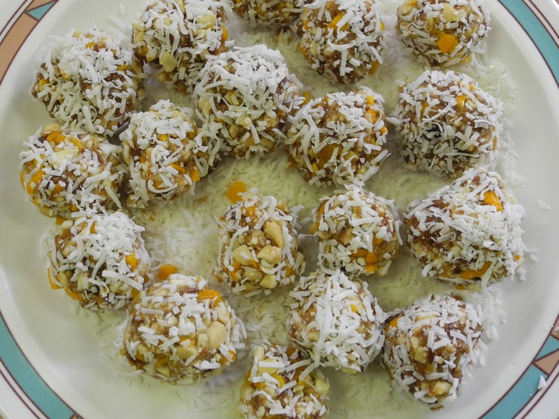 Cashew balls