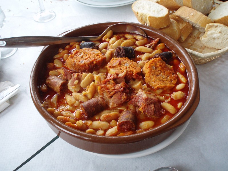 Fabada en cazuela de barro