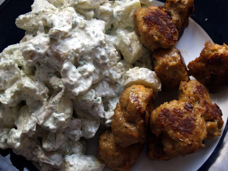 Flickr - cyclonebill - Kyllingefrikadeller med kartoffelsalat