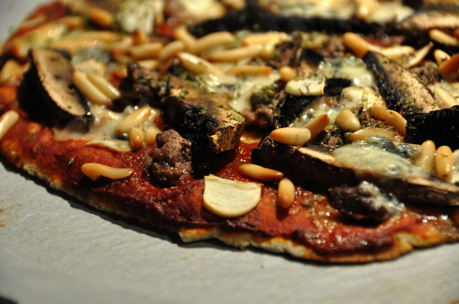 Flickr - cyclonebill - Pizza med oksekød, portobello, gorgonzola og pinjekerner