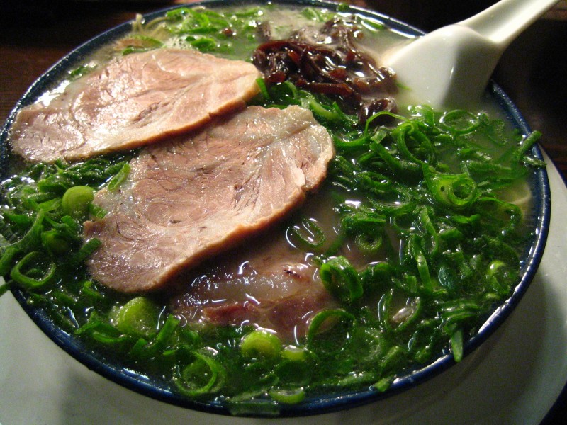 Hakata ramen with green onion by ayustety in Tokyo