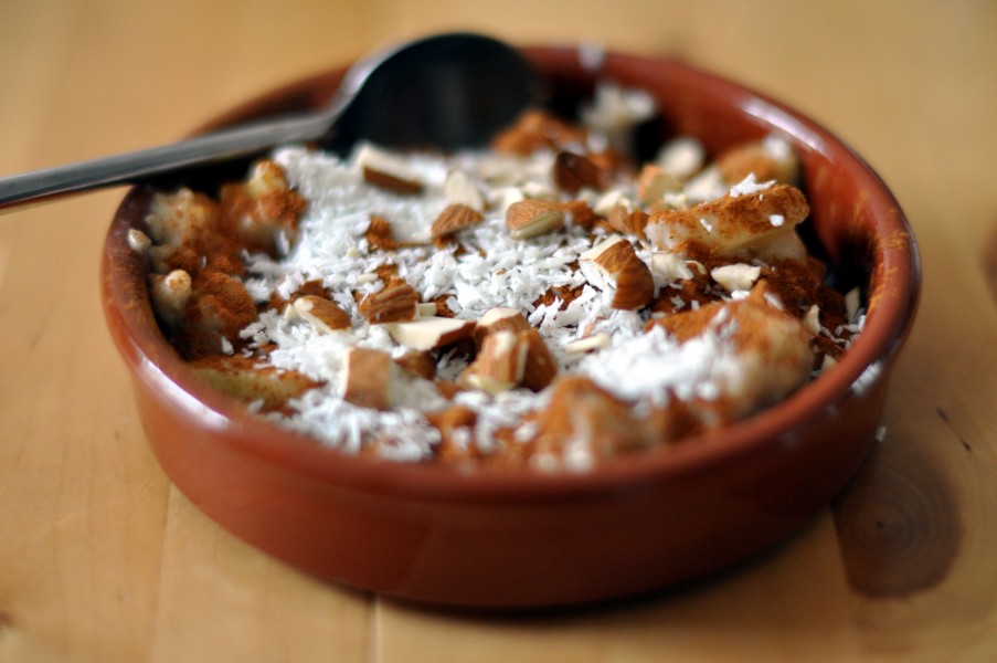 Havregrød med æbler, kanel, kokosmel og mandler (4635032898)