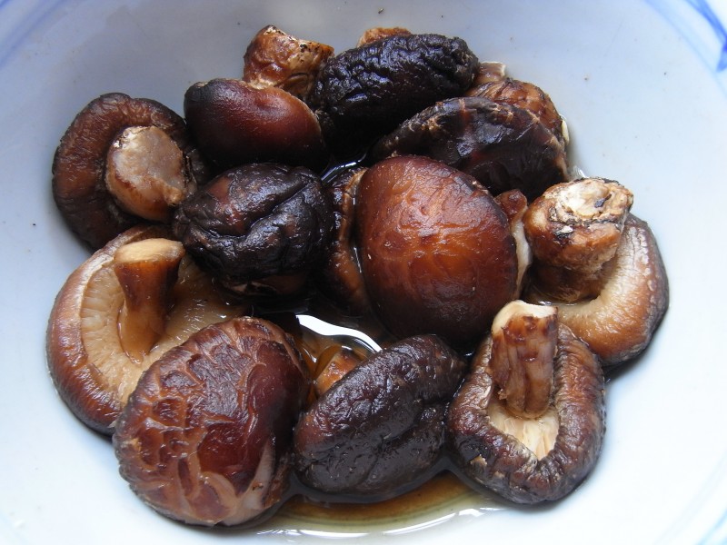 HK food Chinese mushroom 東菇 浸水 with water June-2012