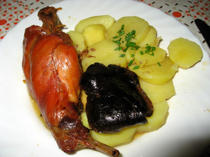 Králičí maso a játra, brambory